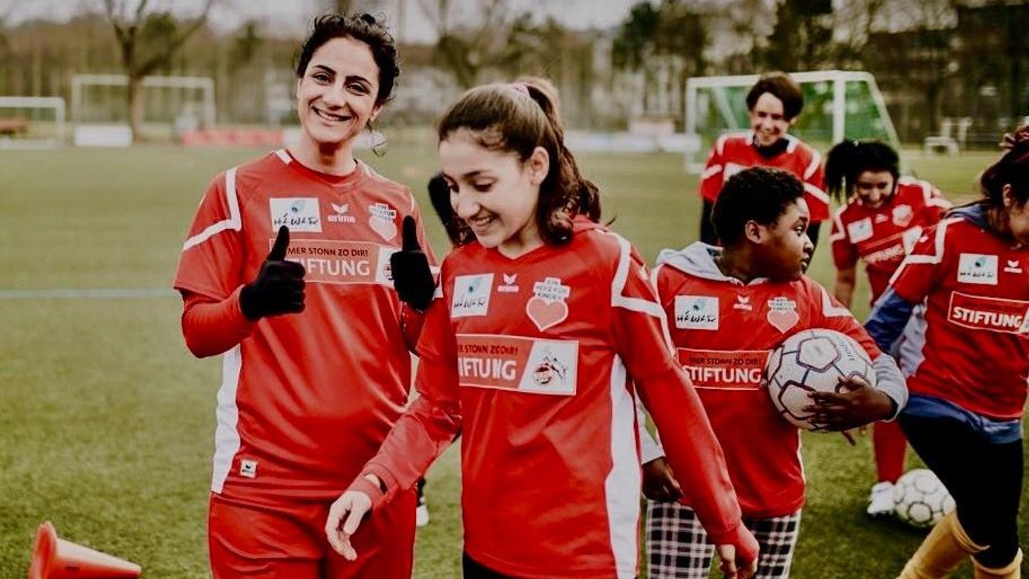 Junge Fußballerinnen auf einem Fußballplatz