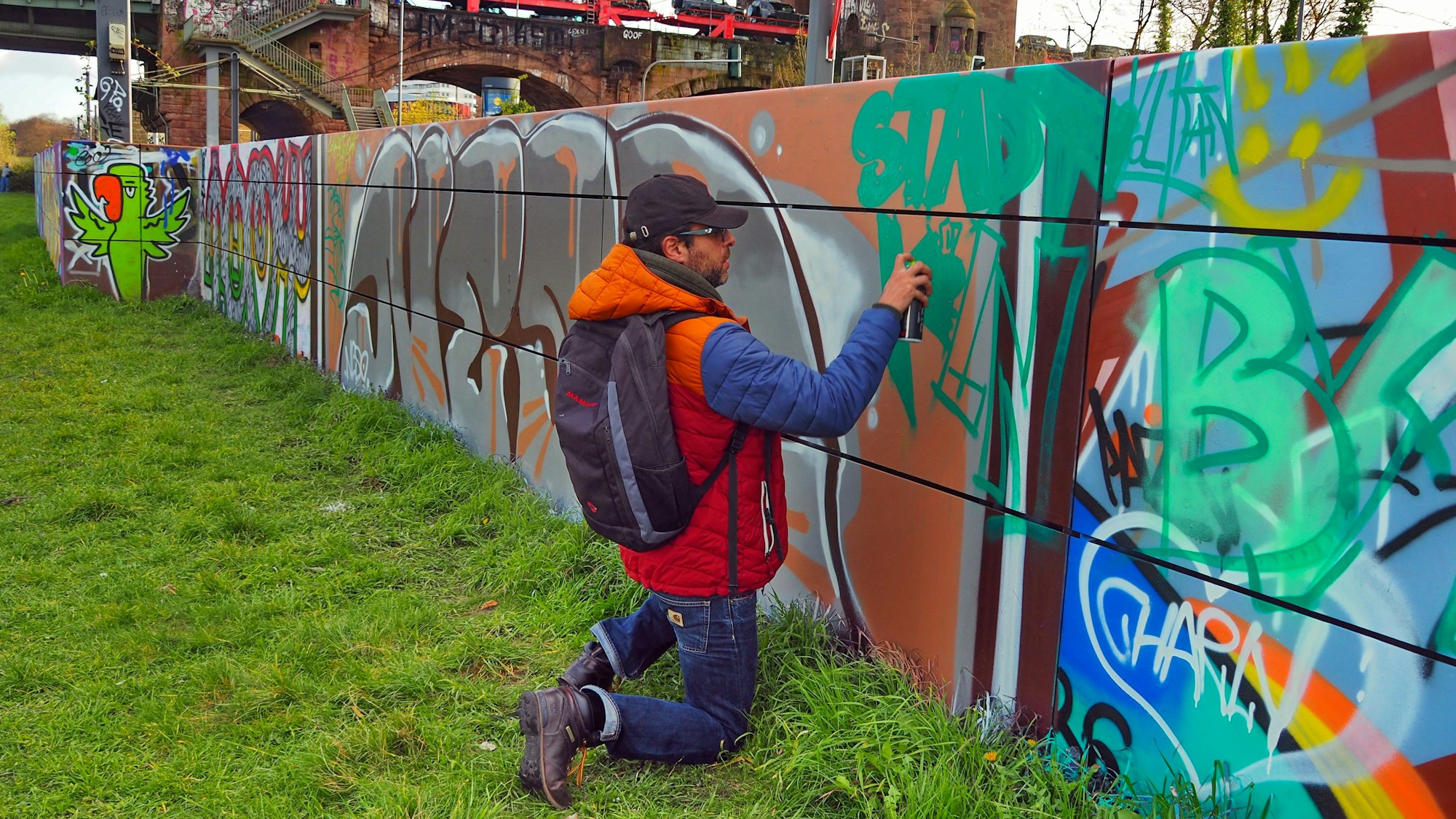 Jung und Alt dürfen an der neuen „Hall of Fame“ an der Südbrücke jetzt ganz legal sprayen.