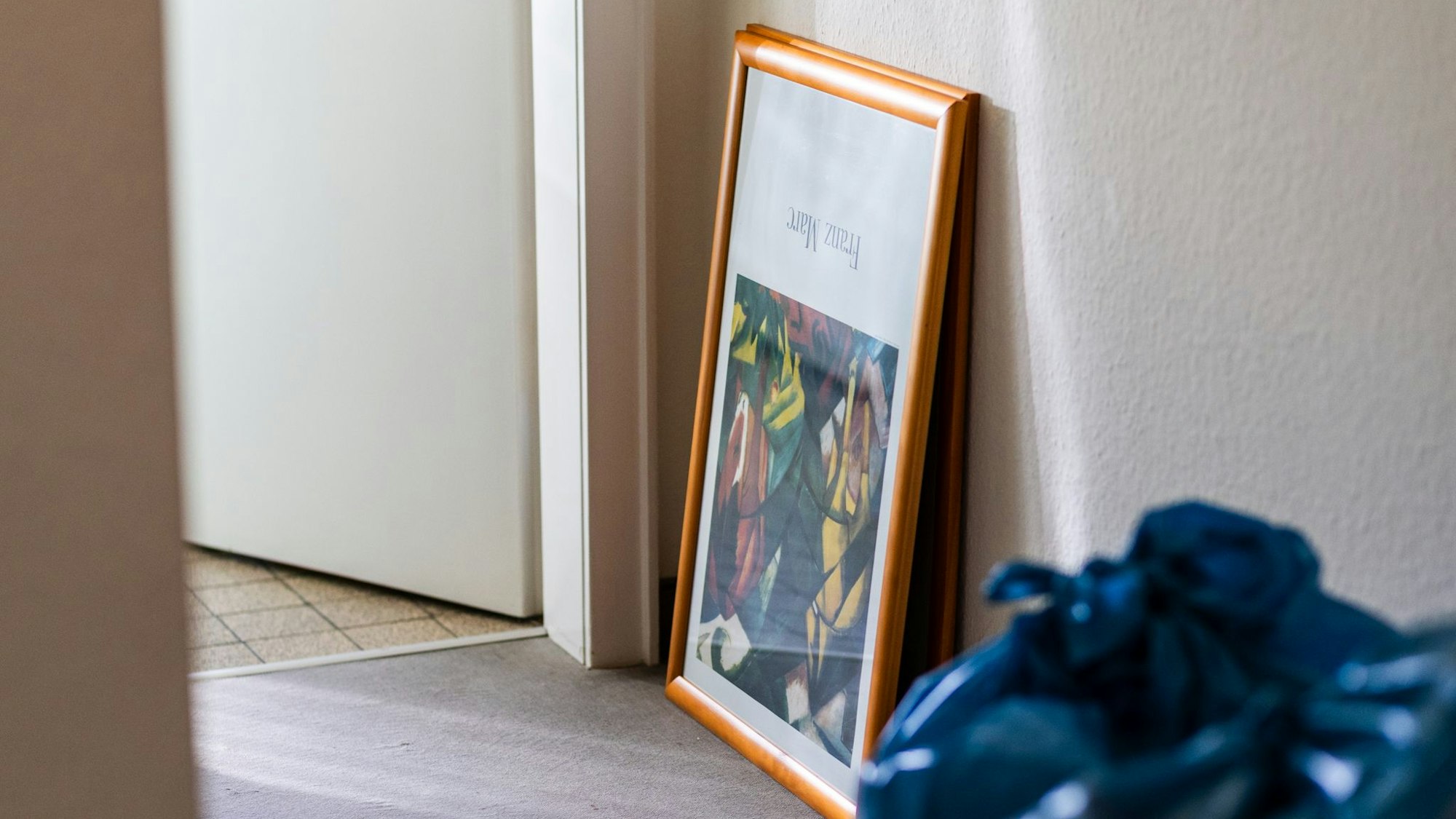 Ein Bild steht auf dem Kopf im Flur.