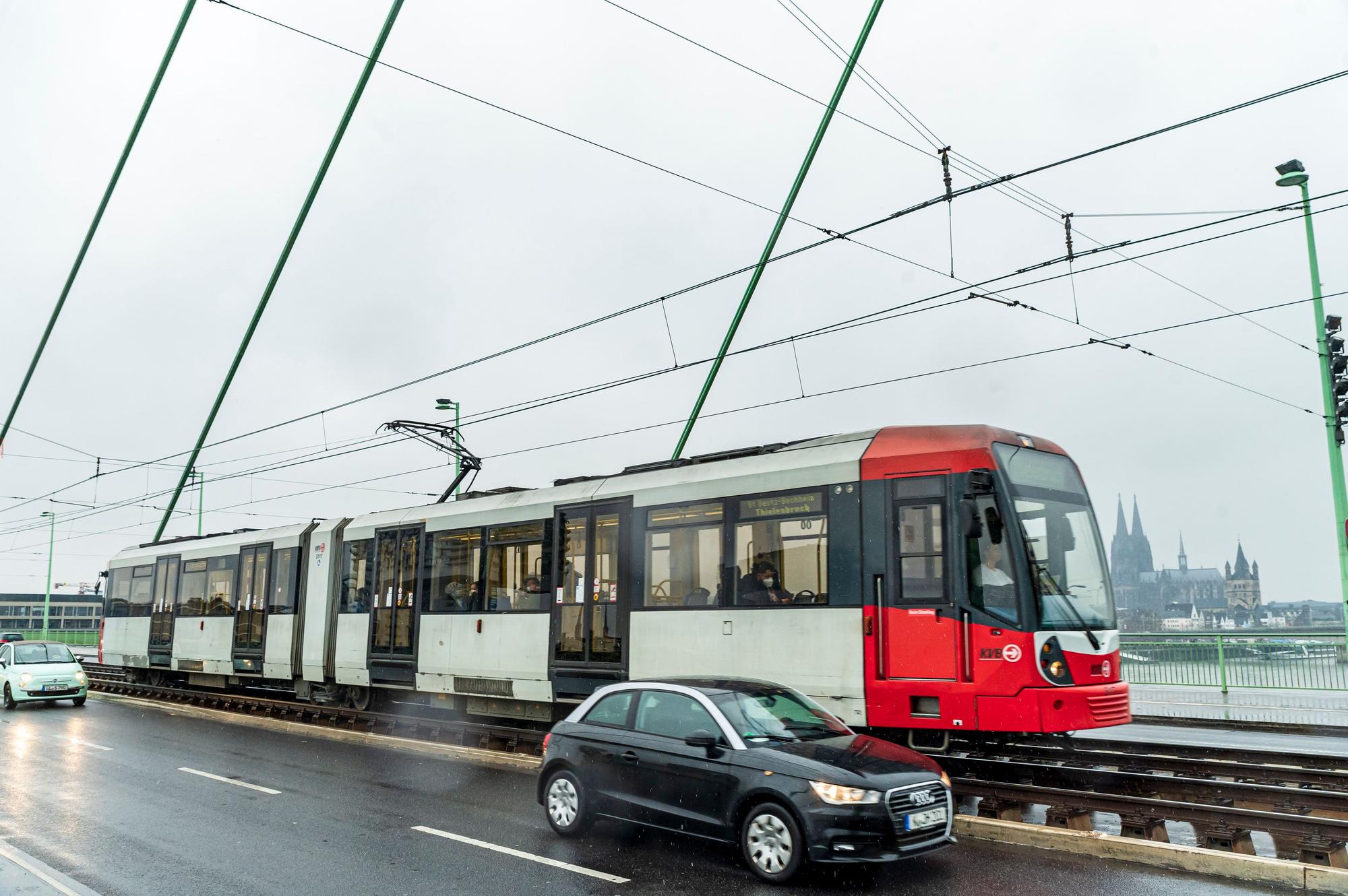 Eine Stadtbahn der KVB fährt über die Severinsbrücke.