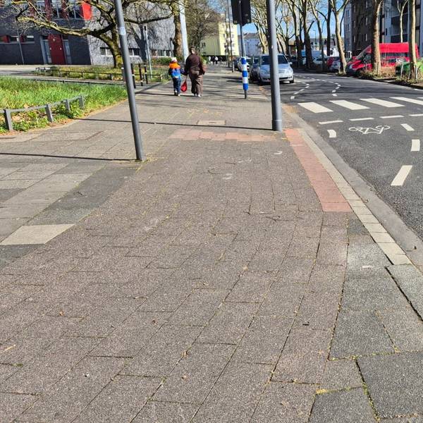 Unter anderem hier am Rendsburger Platz an der Trude-Herr-Gesamtschule soll die Sicherheit von Fuß- und Radverkehr erhöht werden.