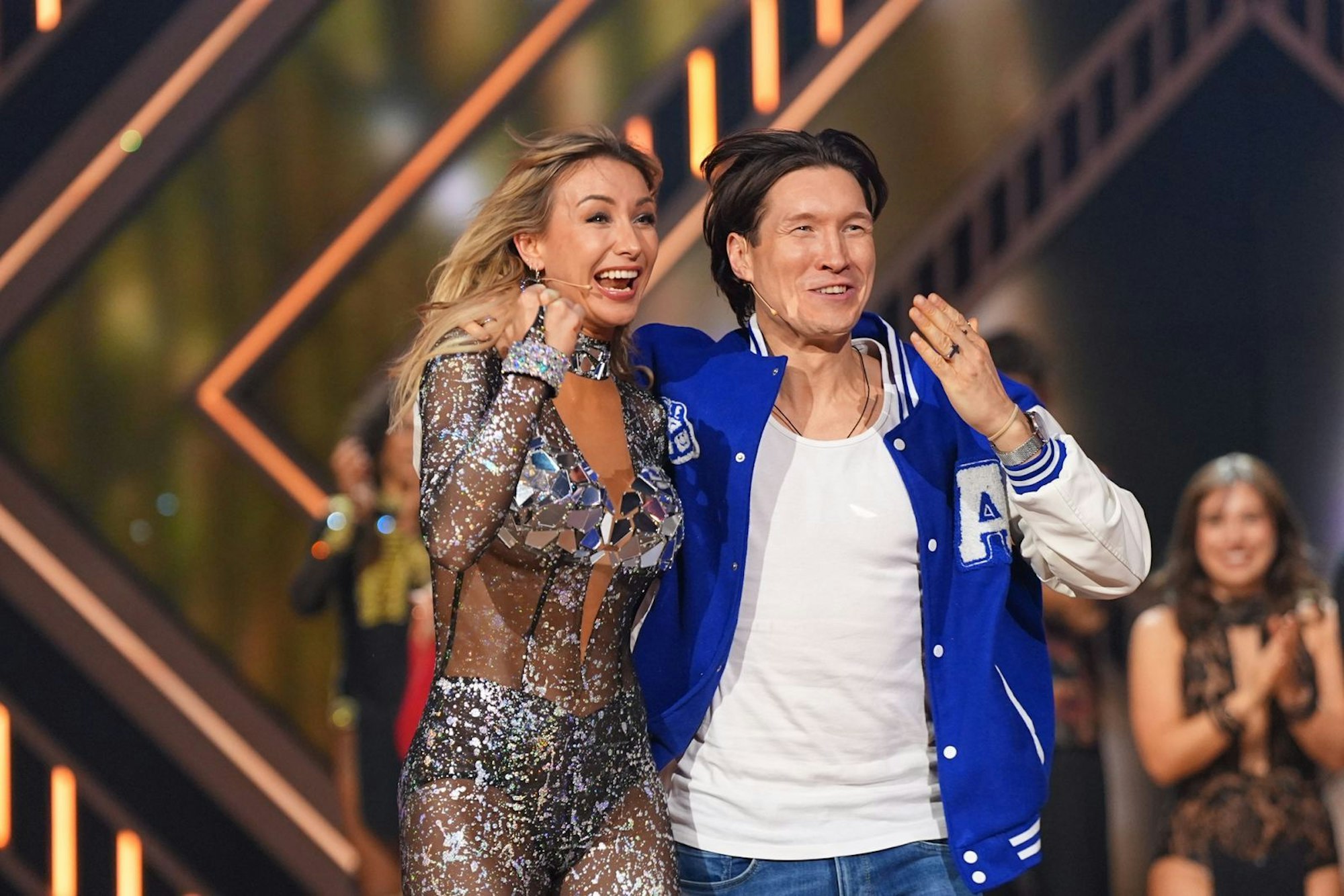 Große Freude bei Anna-Carina Woitschack und Evgeny Vinokurov: Sie bekamen von der „Let's Dance“-Jury nicht nur 27 Punkte, sondern schafften es auch in die nächste Live-Show. (Bild: RTL / Stefan Gregorowius)