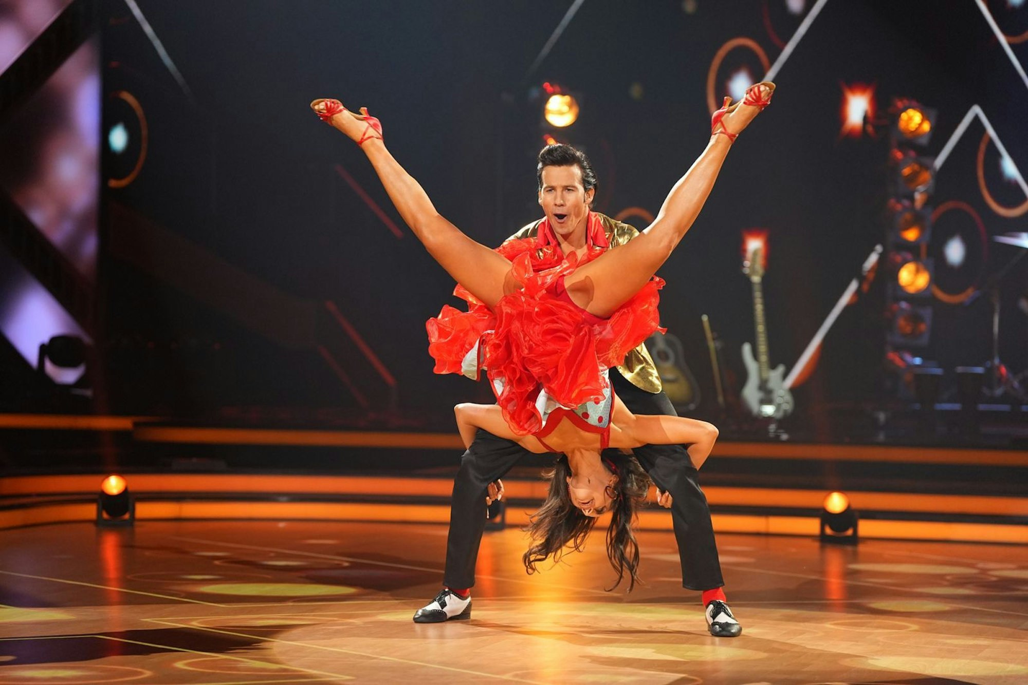 Volle Punktzahl! Ninja Warrior Joel Mattli imitierte Elvis beim „Hound Dog“-Jive mit Malika Dzumaev perfekt. (Bild: RTL / Stefan Gregorowius)