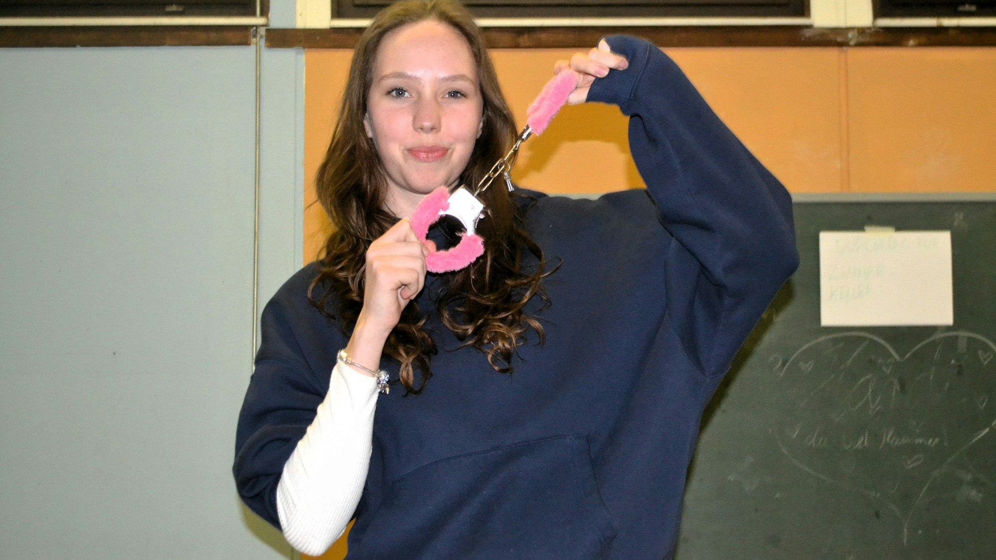 Agnes (Mariella Bilgen) geht wegen ihrer Sexsucht mit ihren rosa Plüschhandschellen in die Psychiatrie-WG.