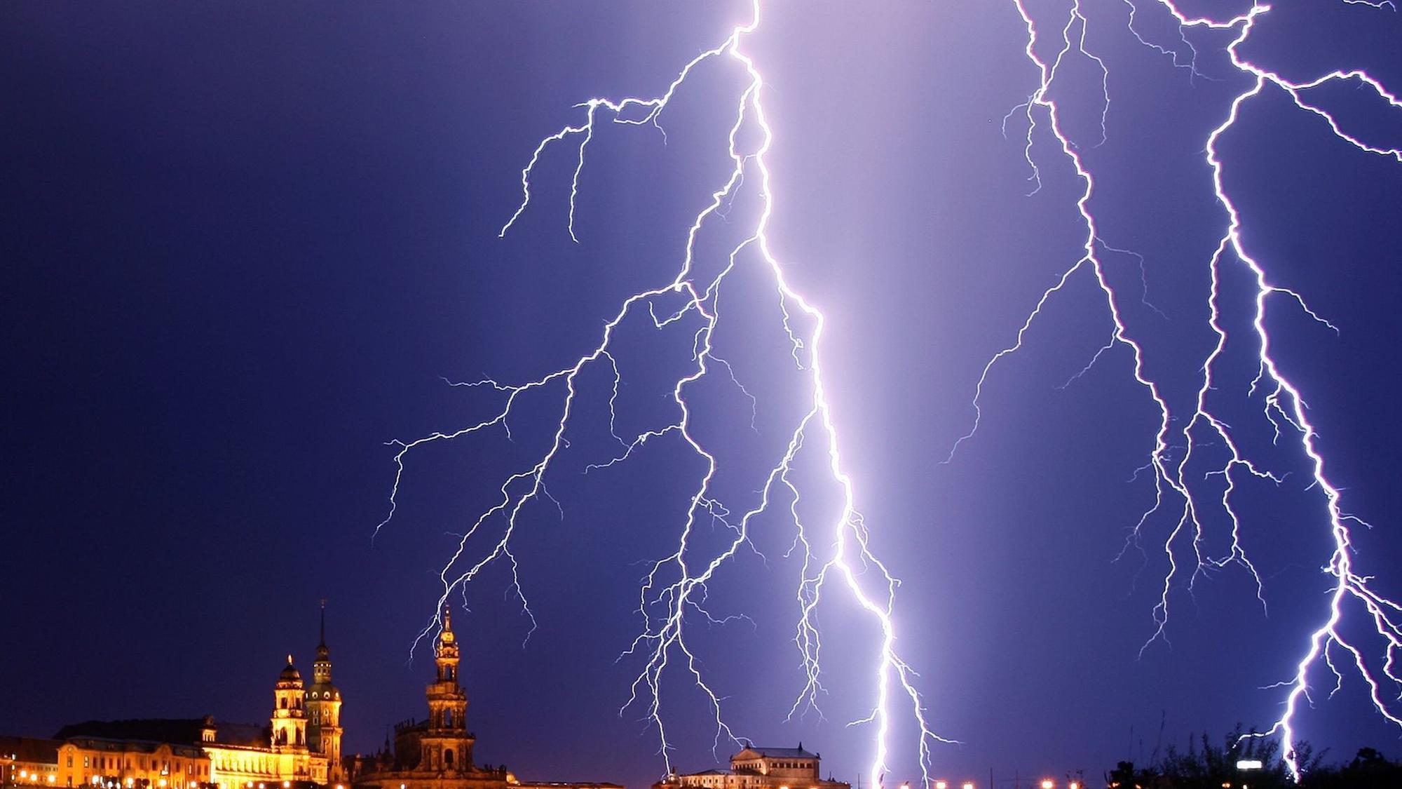 Ein Blitz entlädt sich in Dresden