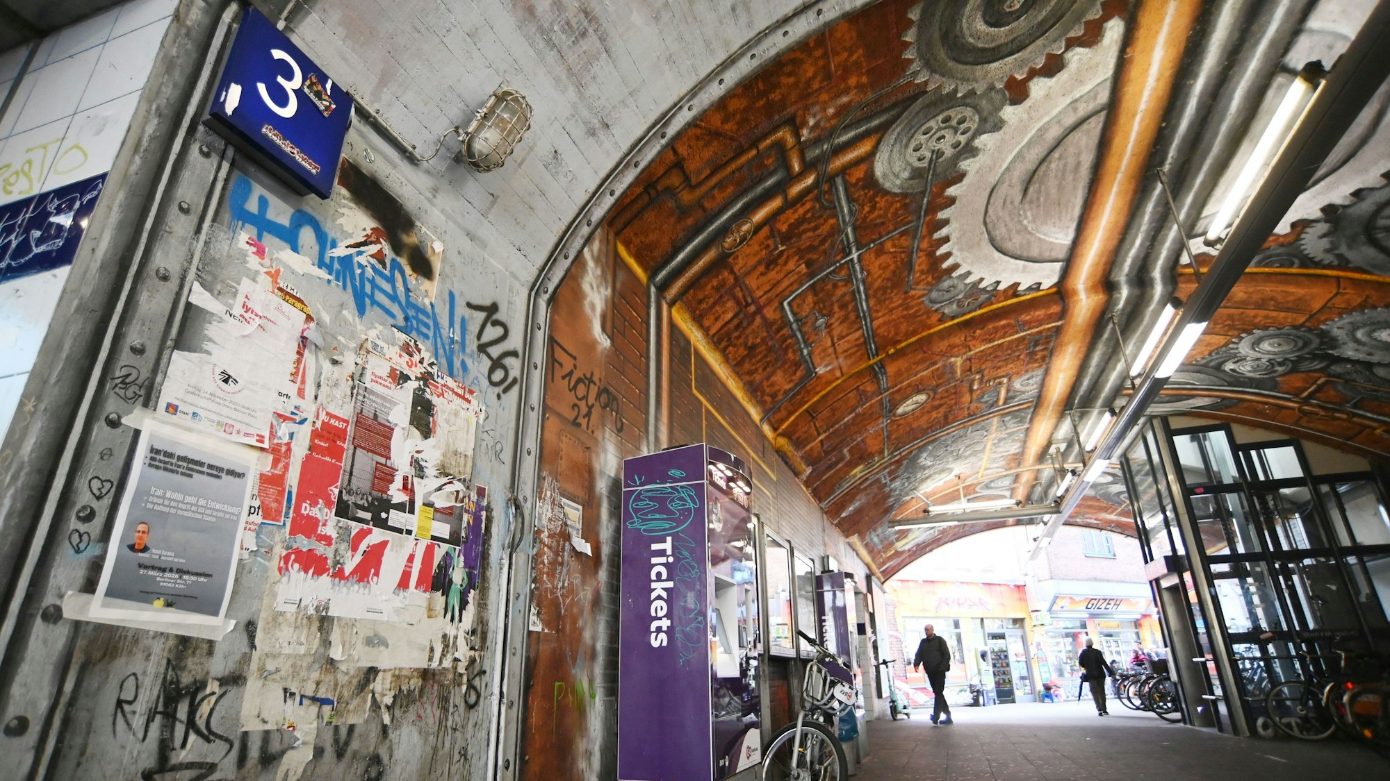 Die Deutsche Bahn hat ihren Qualitätsbericht 2025 für 200 Stationen im Rheinland vorgestellt und berichtet von einer erheblichen Verschlechterung. Einer der schlimmsten Bahnhöfe ist Köln-Ehrenfeld.