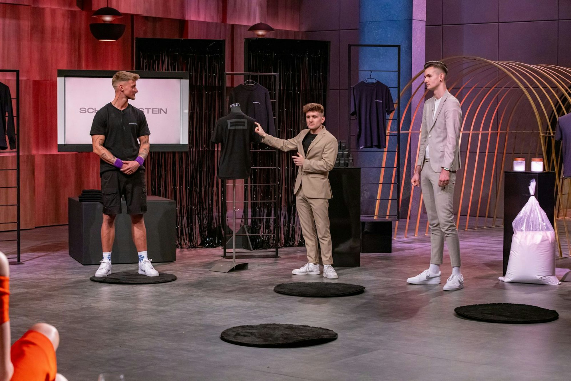 Geschickt gewählter Pitch-Helfer: Reality-Star Laurenz Pesch (links) stellt sich als Versuchsperson für den Duft-Test zur Verfügung. (Bild: RTL / Bernd-Michael Maurer)