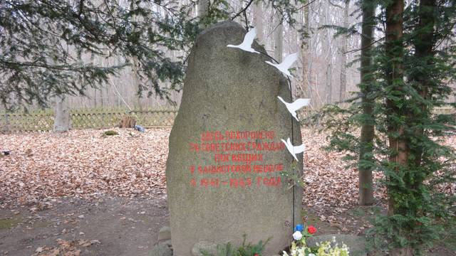 Ein Gedenkstein mit kyrillischer Inschrift erinnert an sowjetische Zwangsarbeiter im Krankenlager im Gremberger Wäldchen