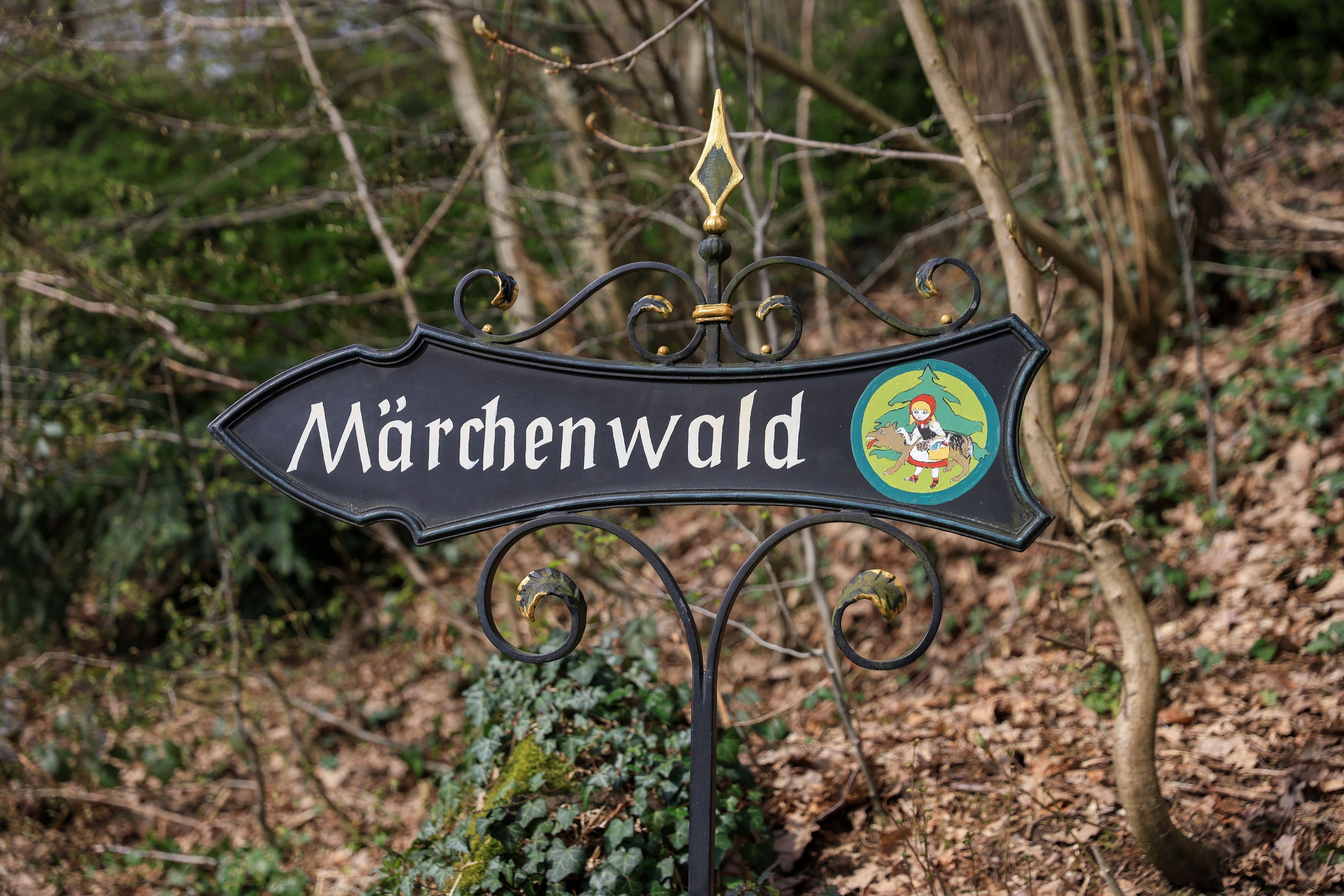 Ein Schild kündigt den Eingang zum Märchenwald an. (Archivbild)