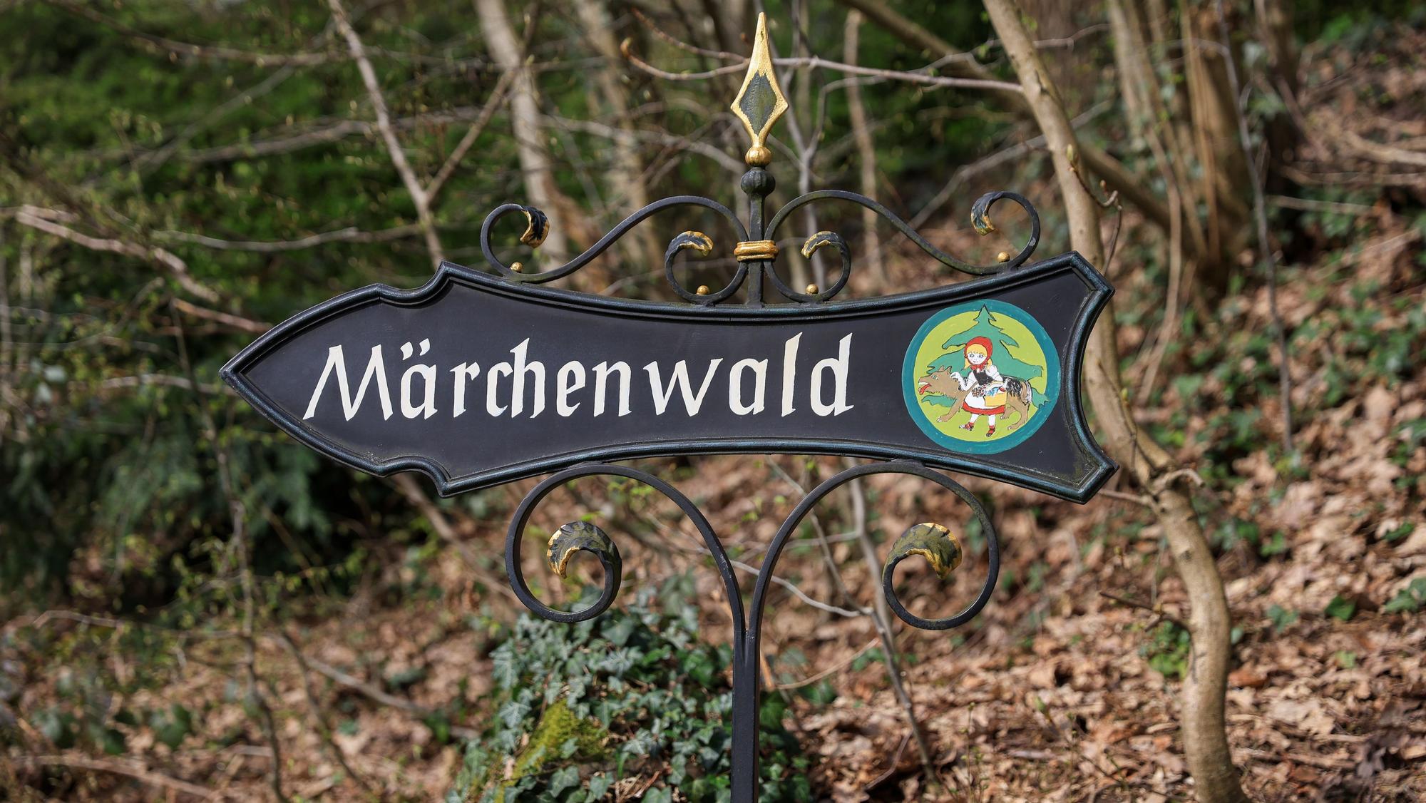 Ein Schild kündigt den Eingang zum Märchenwald an. (Archivbild)