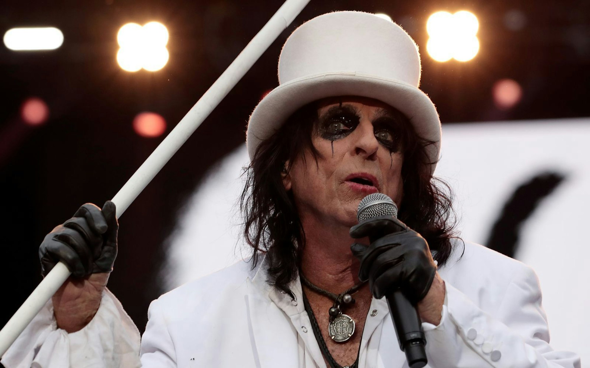 Auch dank des Make-ups, das Alice Cooper seit jeher trägt, muss man feststellen: Der 78-jährige Schockrocker hat sich seit „Wayne's World“ kaum verändert - oder wenigstens gut gehalten. (Bild: Cole Bennetts/Getty Images)