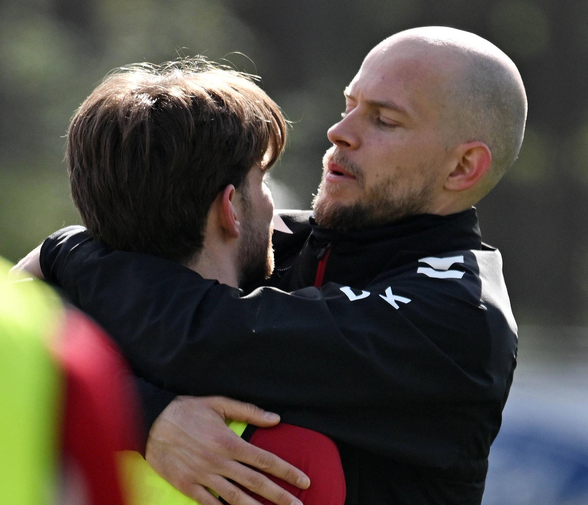 27.03.2026, xophax, Fussball 1.Bundesliga, Köln,Cologne 1.FC Koeln . Training . Länderspielpause Trainer Rene Wagner 1.FC Köln umarmt Jan Thielmann 1.FC Köln Koeln *** 27 03 2026, xophax, Soccer 1 Bundesliga, Cologne,Cologne 1 FC Koeln Training international break Coach Rene Wagner 1 FC Köln hugs Jan Thielmann 1 FC Köln Koeln