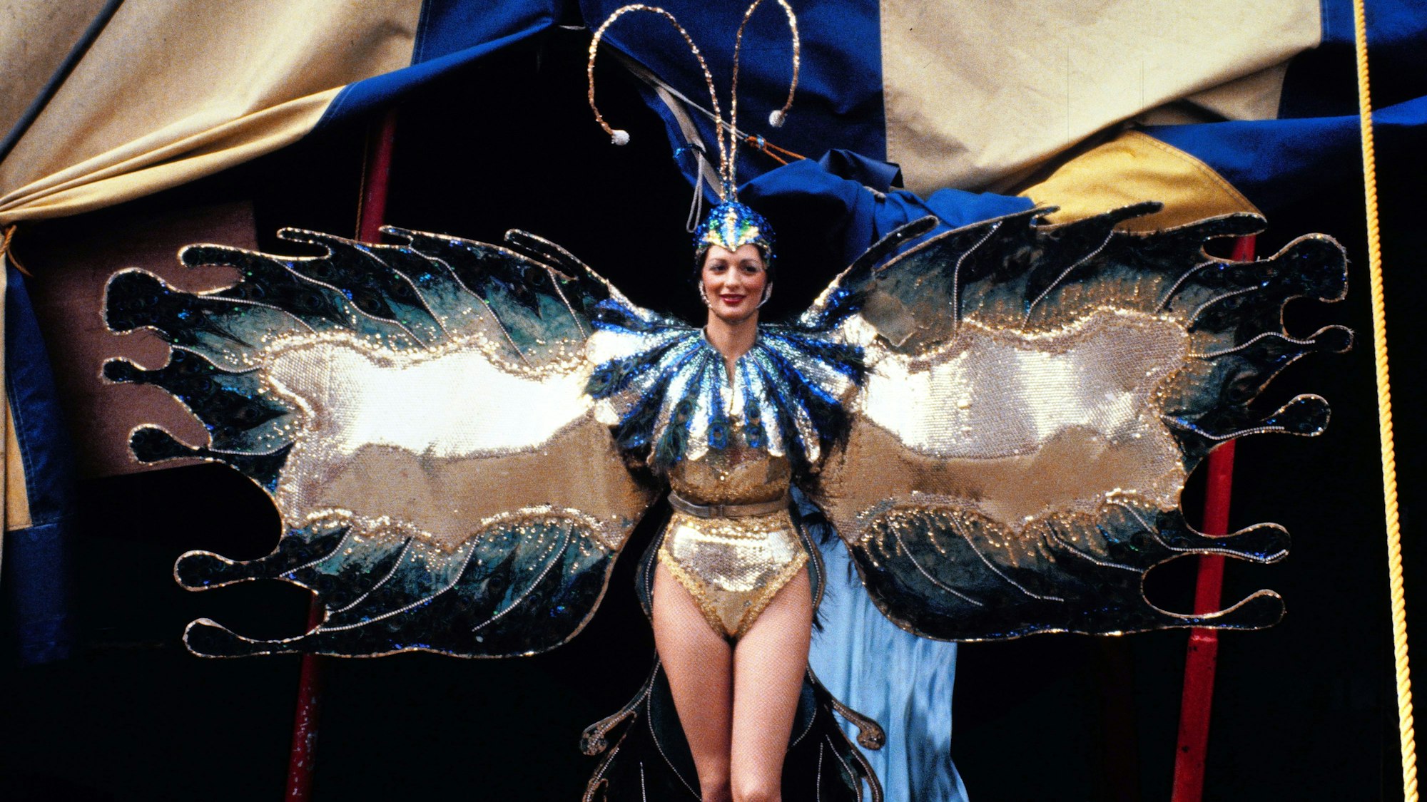 Aurora Berini in einem Schmetterlings-Kostüm der verstorbenen Kölner Schneiderin Maria Lucas. Lucas schneiderte die Kostüme für die Premiere und bis zuletzt.