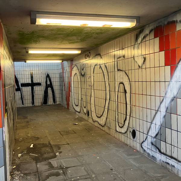 Schmierereien in der Unterführung am Bahnhof Ründeroth