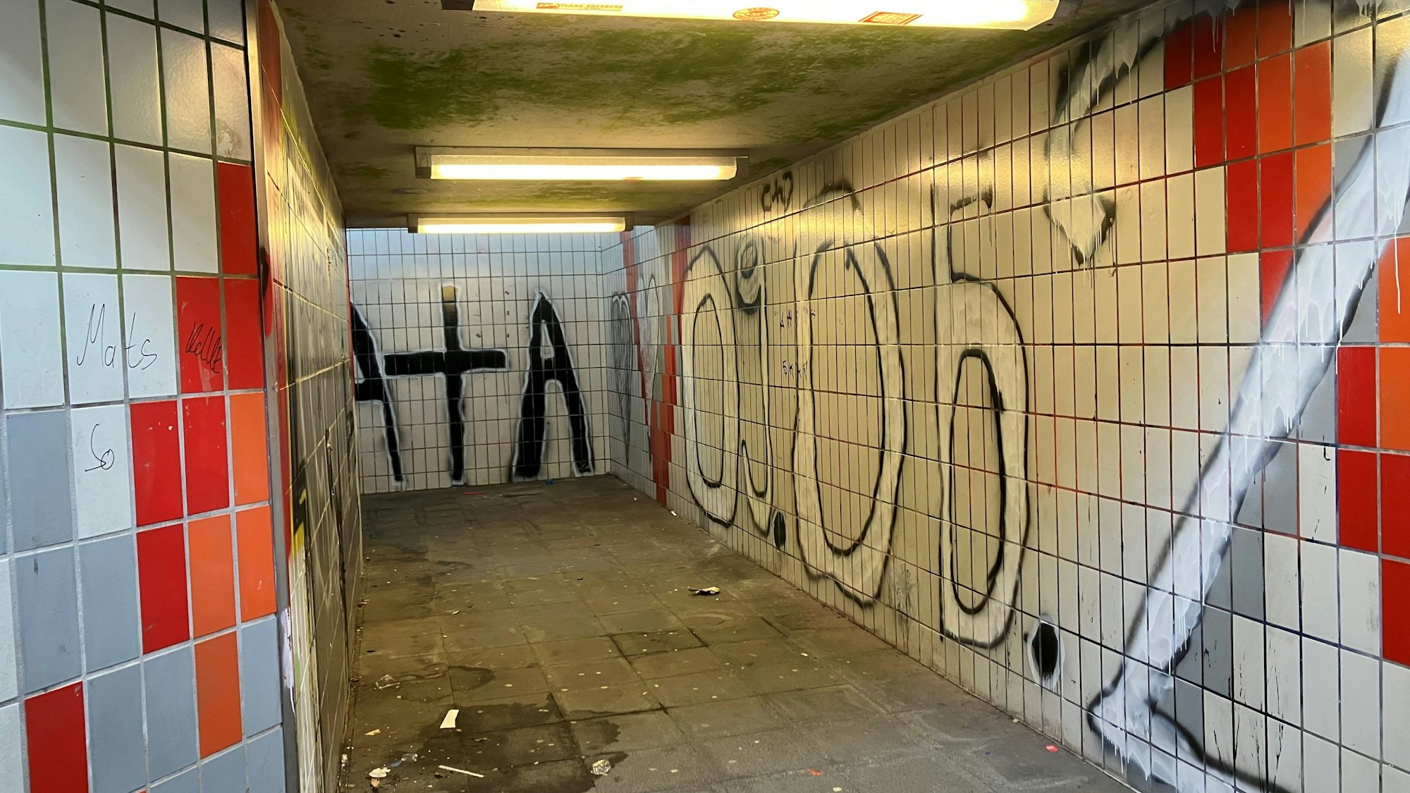 Schmierereien in der Unterführung am Bahnhof Ründeroth