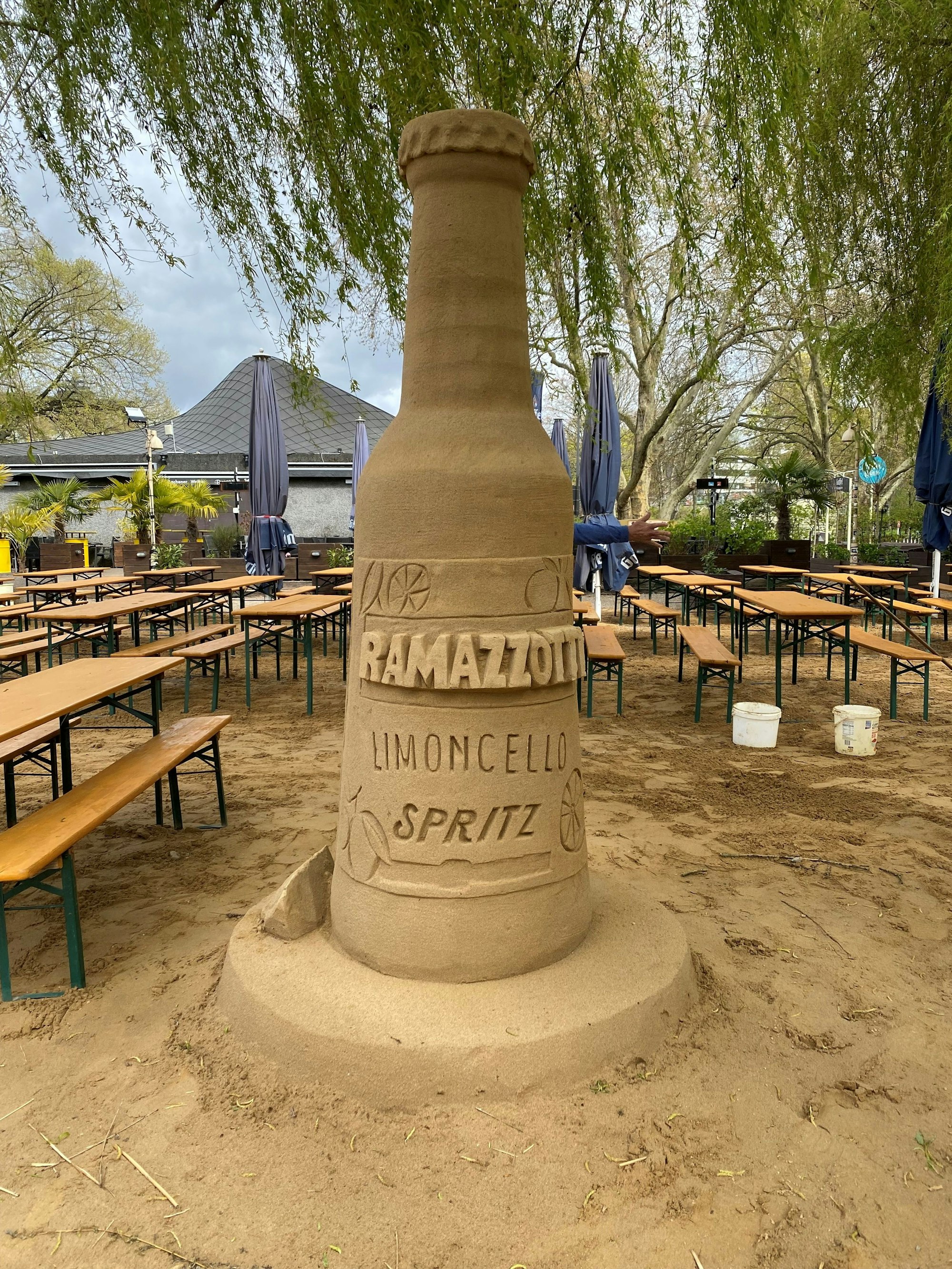 Etwa zwei Stunden braucht der Sandkünstler allein für den „Ramazzotti“ Schriftzug.