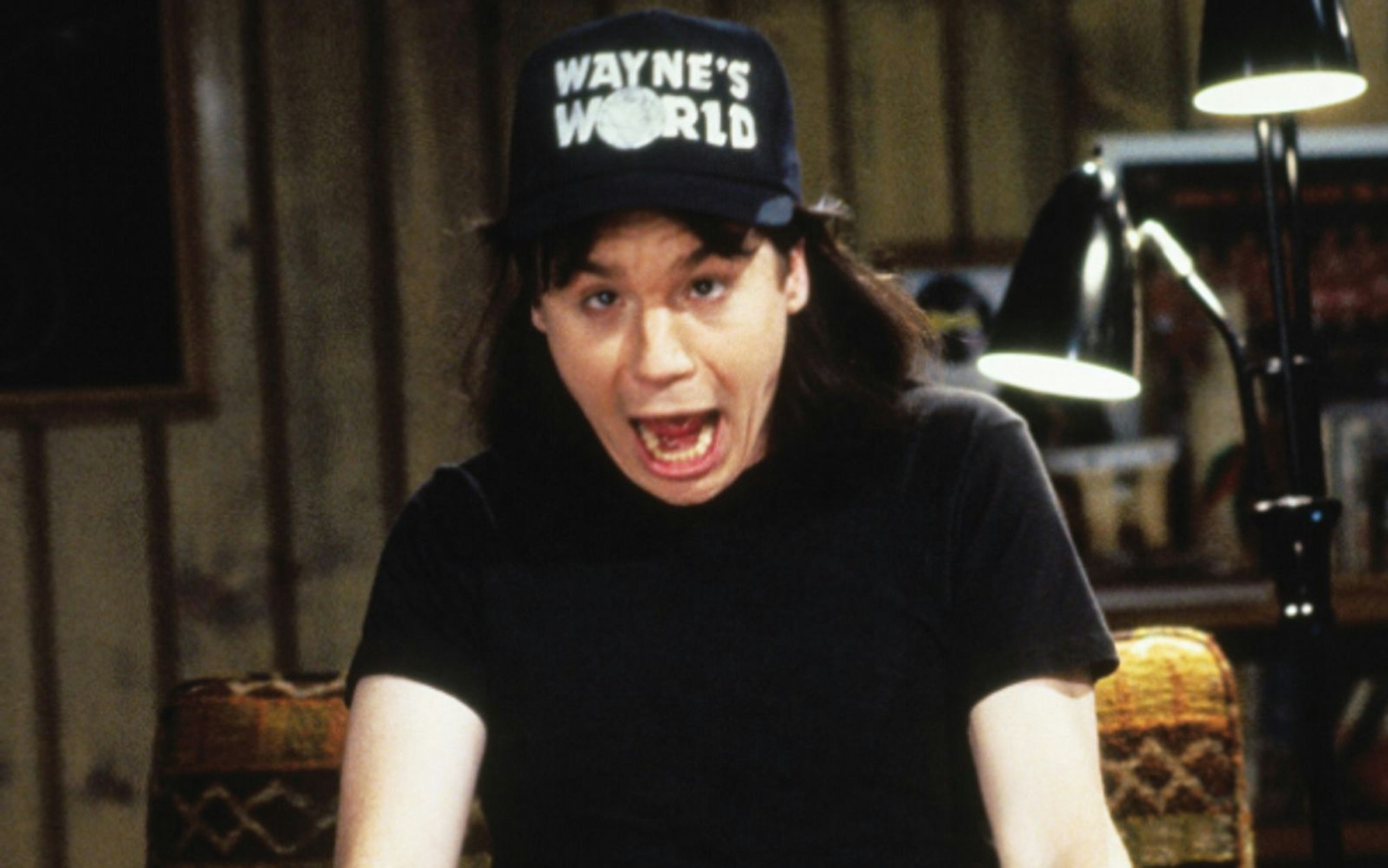 Wayne Campbell (Mike Myers) liebt Heavy Metal und Gitarre spielen ist Moderator der nach ihm selbst benannten Fernsehshow „Wayne's World“. (Bild: Paramount Pictures Home Entertainment)