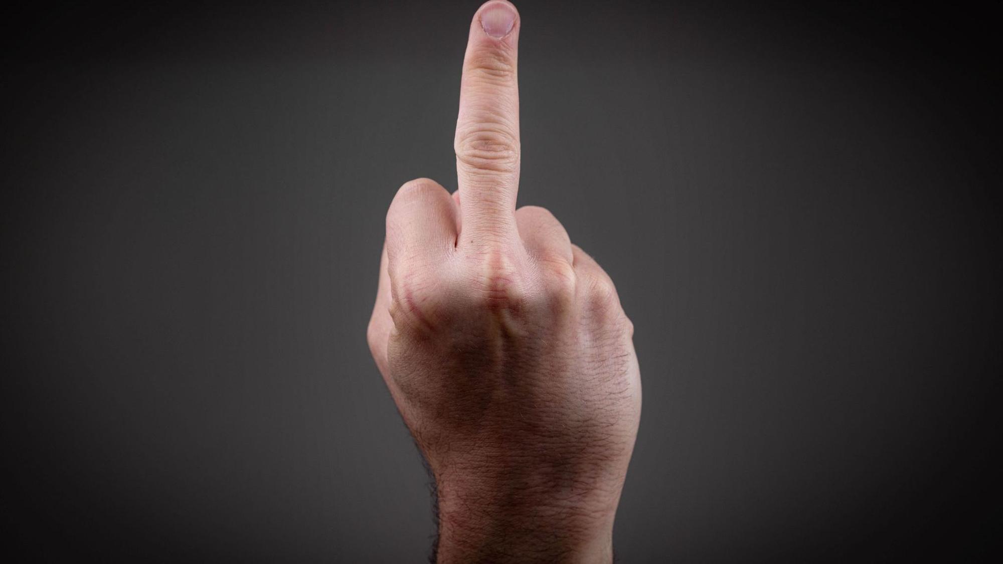 Grundsätzlich wenig elegant: Der Stinkefinger im Arbeitskontext.