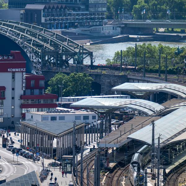 13.06.2024, Köln: Blick auf den Breslauerplatz, das Kommerz-Hotel und den Musicaldome. Vom Dach des Hansa-Hochhauses hat man einen guten Rundumblick. Foto: Uwe Weiser