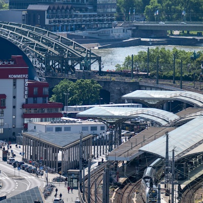 13.06.2024, Köln: Blick auf den Breslauerplatz, das Kommerz-Hotel und den Musicaldome. Vom Dach des Hansa-Hochhauses hat man einen guten Rundumblick. Foto: Uwe Weiser