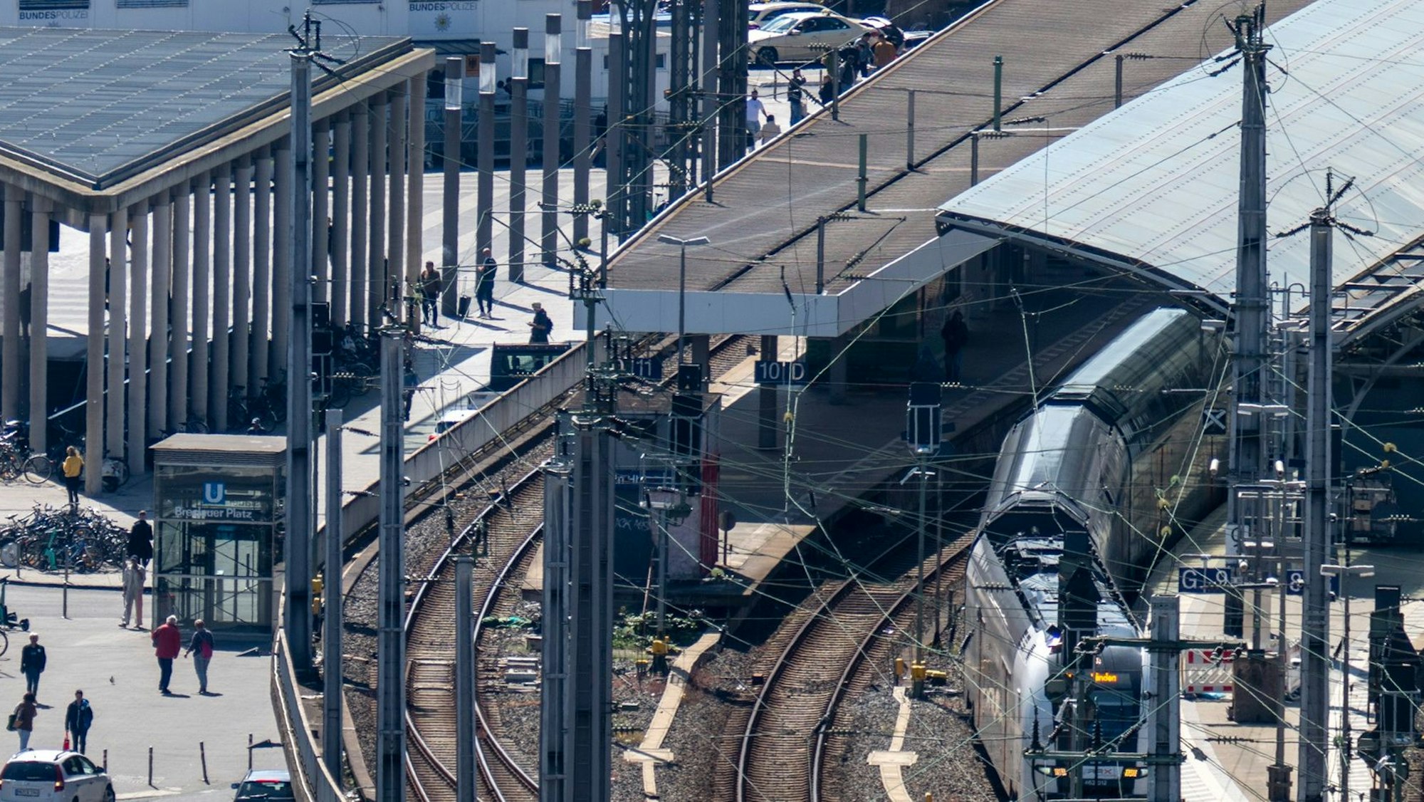 13.06.2024, Köln: Blick auf den Breslauerplatz, das Kommerz-Hotel und den Musicaldome. Vom Dach des Hansa-Hochhauses hat man einen guten Rundumblick. Foto: Uwe Weiser