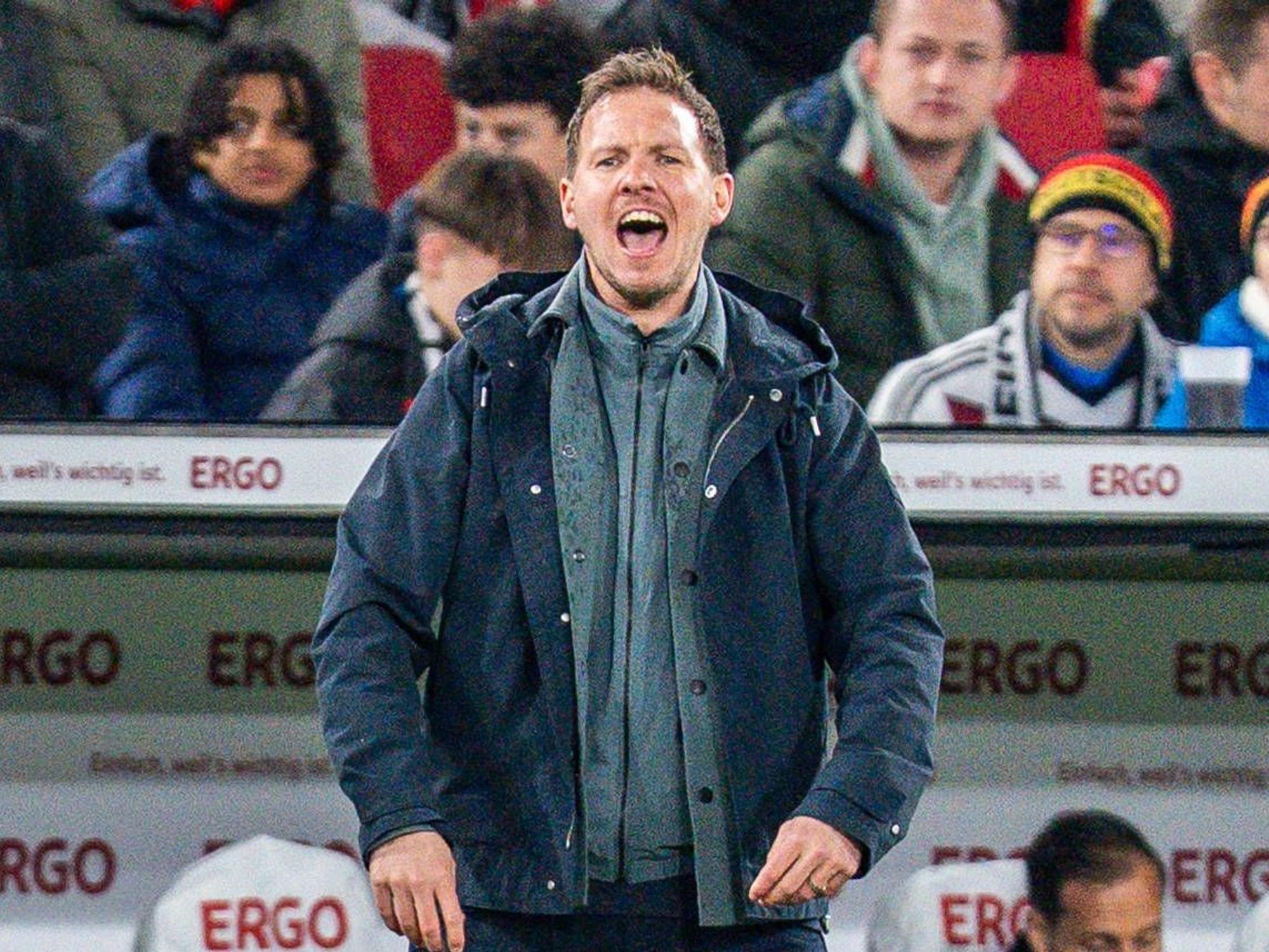 Julian Nagelsmann steht an der Seitenlinie.