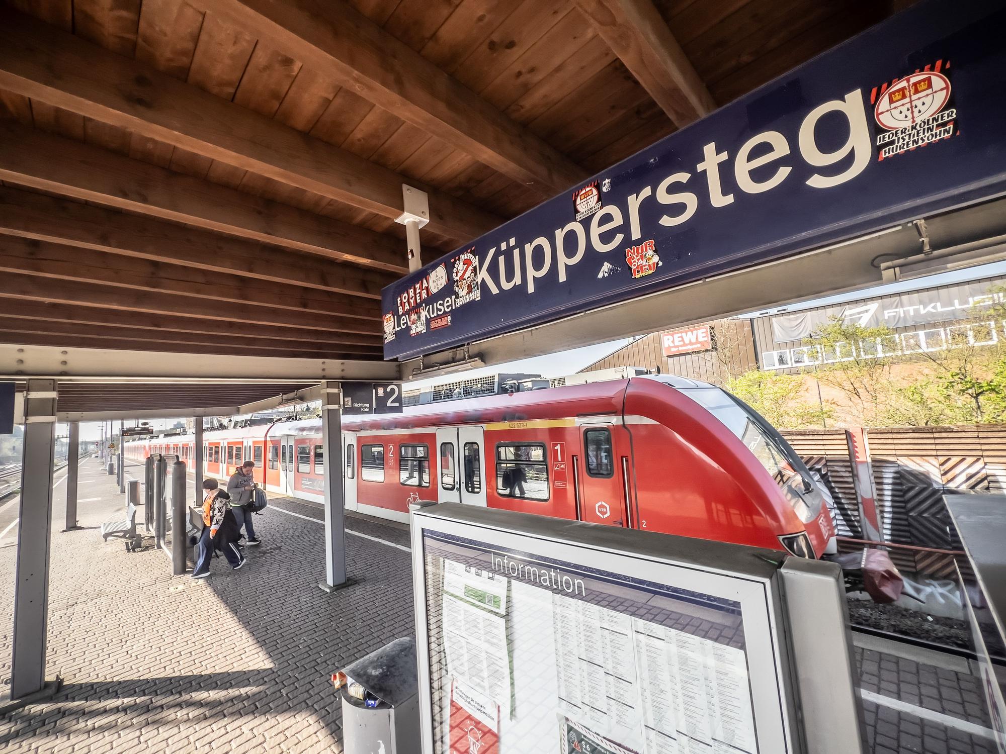 Aufkleber auf dem Küppersteg-Schild. Den Bahnhof bezeichnet „Go Rheinland“ als „noch akzeptabel“.
