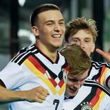 Anton Kade Germany bejubelt seinen Treffer zum 0:2 mit Said El Mala Germany und Aljoscha Kemlein Germany, UEFA U21, U 21 EURO 2027 Qualifier, Greece v Germany, Apostolos-Nikolaidis-Stadion am 31. March 2026 in Athens, Grichenland. Foto von Marco Steinbrenner/DeFodi Images Anton Kade Germany celebrates after scoring his teams second goal with Said El Mala Germany and Aljoscha Kemlein Germany, UEFA U21 EURO 2027 Qualifier, Greece v Germany, Apostolos-Nikolaidis-Stadium, March 31, 2026 in Athens, Greece. Photo by Marco Steinbrenner/DeFodi Images - *** Anton Kade Germany celebrates after scoring his teams second goal with Said El Mala Germany and Aljoscha Kemlein Germany , UEFA U21 EURO 2027 Qualifier, Greece v Germany, Apostolos Nikolaidis Stadium on March 31, 2026 in Athens, Greece Photo by Marco Steinbrenner DeFodi Images Anton Kade Germany celebrates after scoring his teams second goal with Said El Mala Germany and Aljoscha Kemlein Germany , UEFA U21 EURO 2027 Qualifier, Greece v Germany, Apostolos Nikolaidis Stadium, March 31, 2026 in Athens, Greece Photo by Marco Steinbrenner DeFodi Images