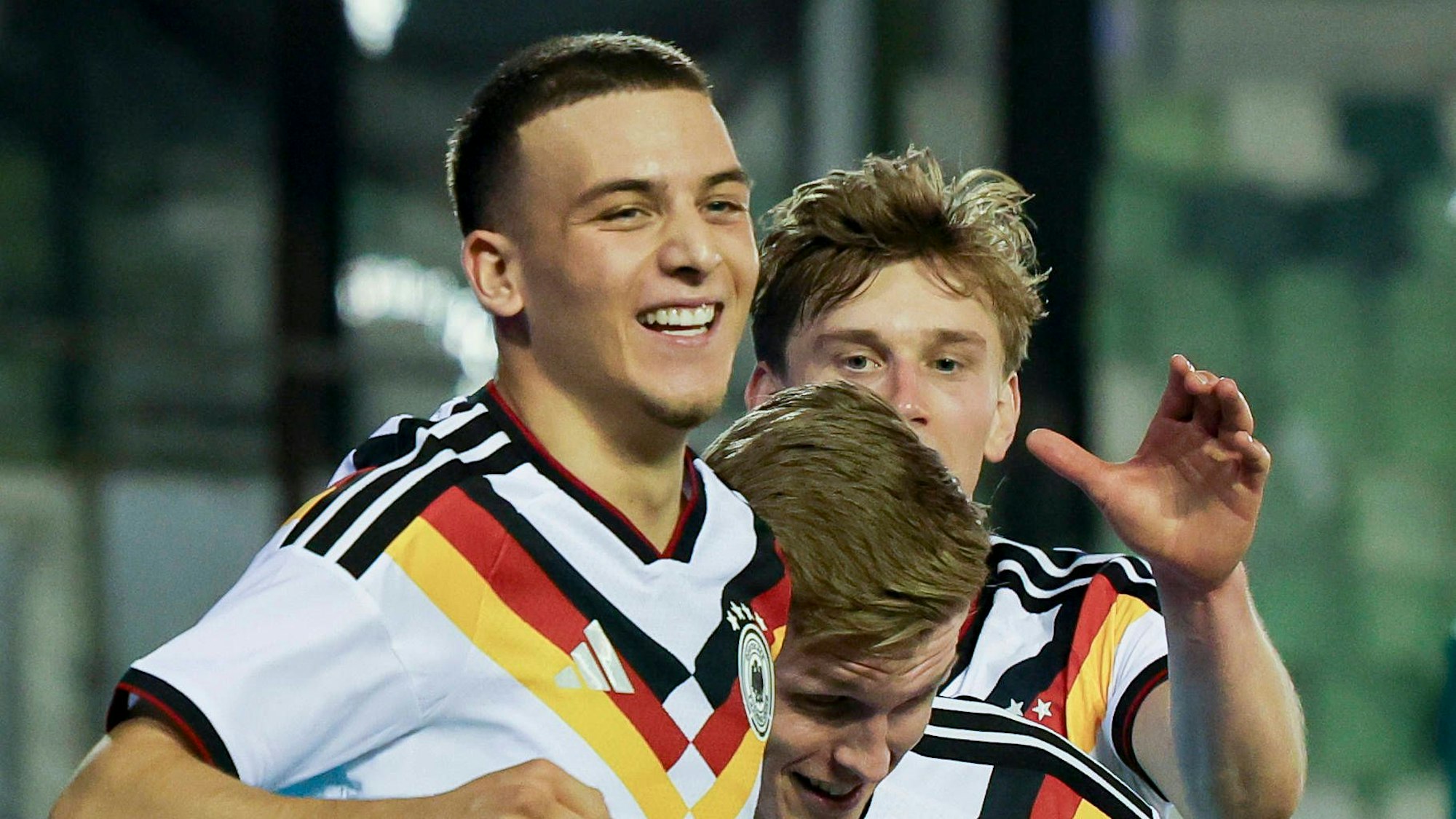 Said El Mala jubelt mit seinen Teamkollegen von der DFB-U21.