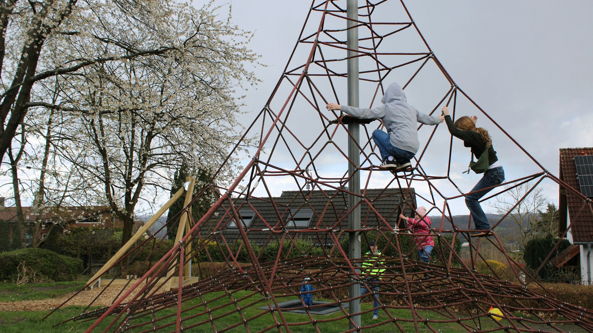 Blick auf das Seilgerüst. Kinder klettern.