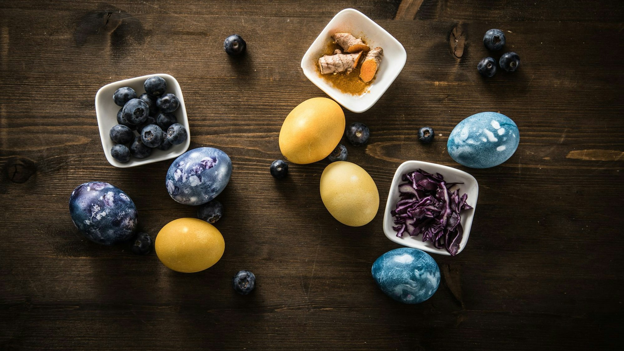 Ostereier u. natürliche Zutaten zum Färben liegen auf einem Tisch
