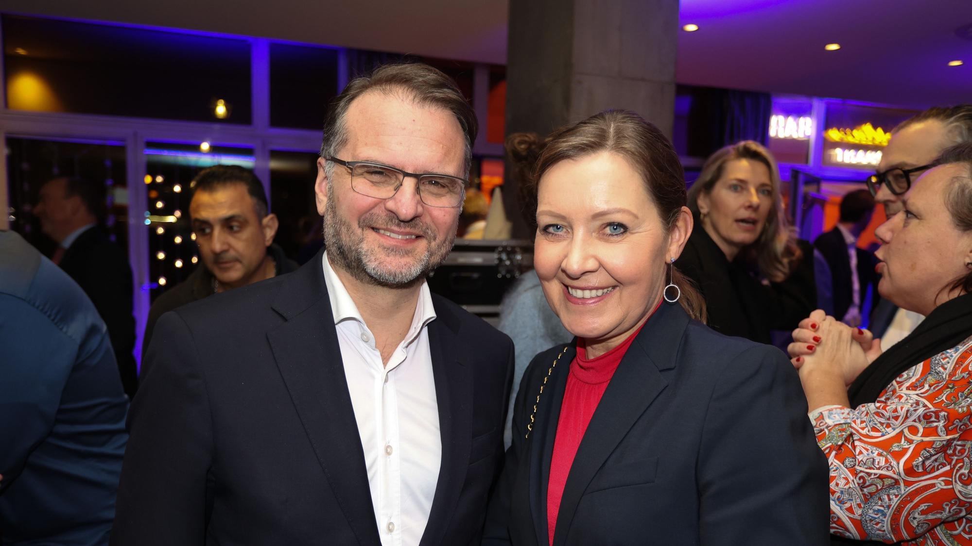 Gäste der Netzwerkveranstaltung Off the Record: Rhein-Energie-Chef Andreas Feicht mit Dorit Fübi (Merl Feinkost)