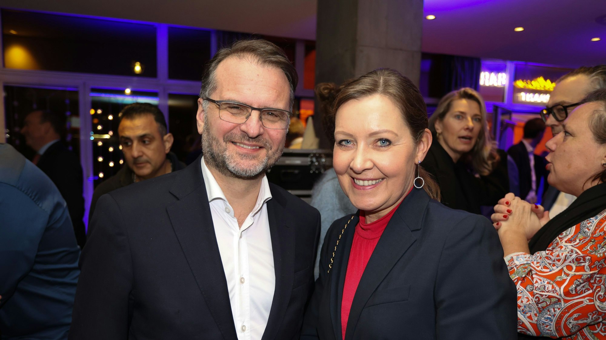 Gäste der Netzwerkveranstaltung Off the Record: Rhein-Energie-Chef Andreas Feicht mit Dorit Fübi (Merl Feinkost)