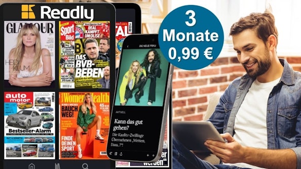Readly App. Links ein Tablet mit vier Zeitschriften-Covern: Glamour mit Heidi Klum, Sport Bild zum BVB, Auto Motor Sport und Women's Health. Daneben ein Smartphone mit Artikel. Rechts ein lächelnder Mann liest auf einem Tablet vor Backsteinwand. Oben das Readly-Logo, rechts ein blauer Badge „3 Monate 0,99 €".