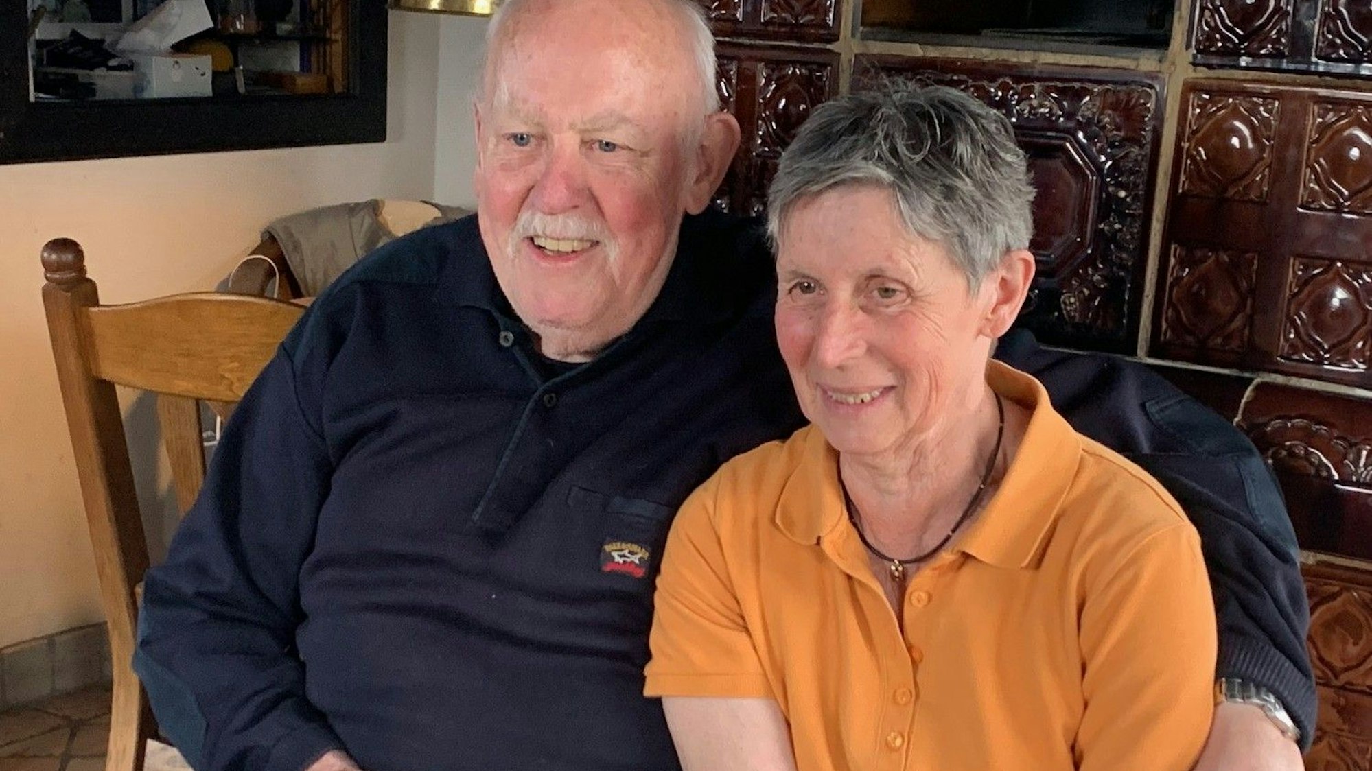 Ein Mann und eine Frau sitzen nebeneinander.