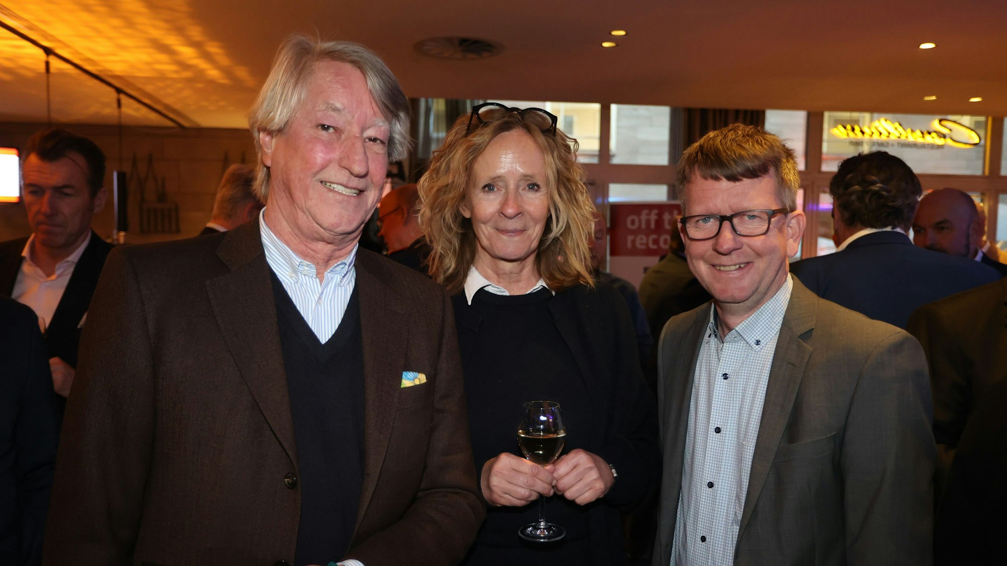 Gäste der Netzwerkveranstaltung Off the Record: „Kölner Stadt-Anzeiger“-Herausgeber Isabella Neven DuMont und Christian DuMont Schütte (l.) mit Wirtschafts-Chefreporter Thorsten Breitkopf