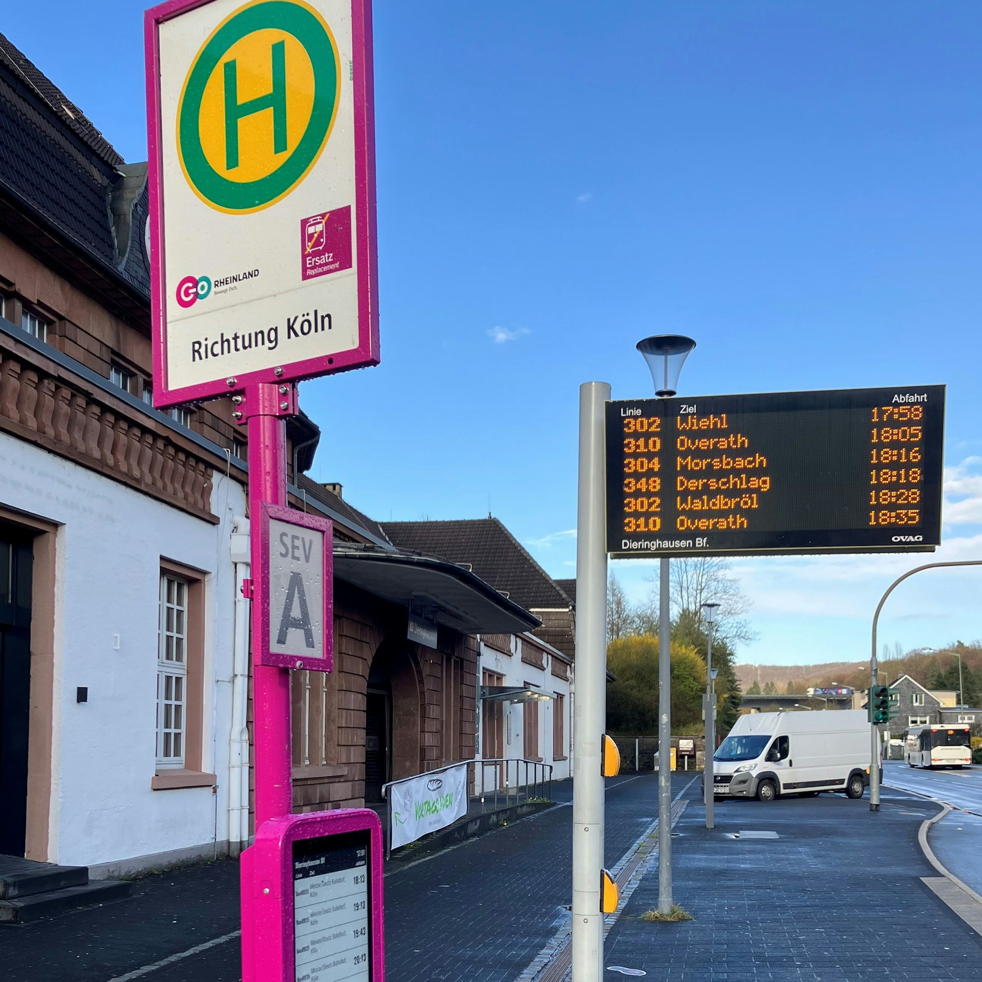 Ein violettfarbenes Bushaltestellenschild.