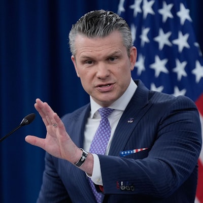 US-Verteidigungsminister Pete Hegseth spricht zu Medienvertretern während einer Pressekonferenz im Pentagon.