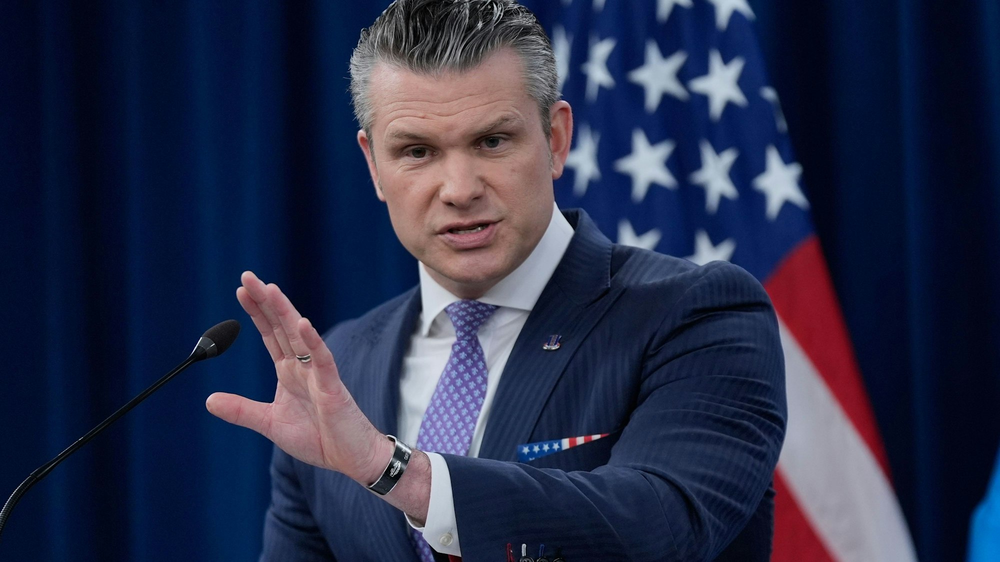 US-Verteidigungsminister Pete Hegseth spricht zu Medienvertretern während einer Pressekonferenz im Pentagon.