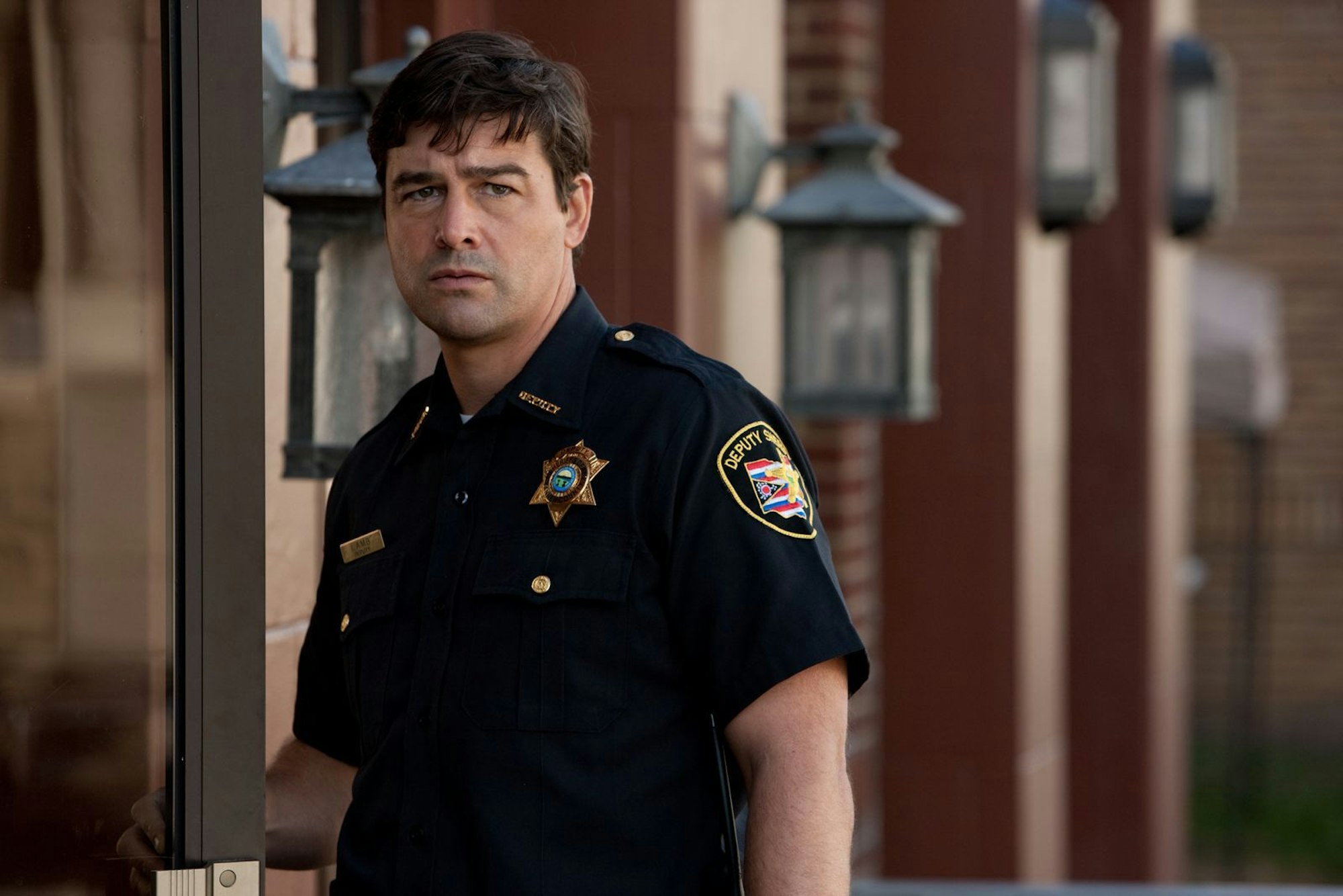 Beinahe zu spät präsentiert Preston Joes Vater, Jackson Lamb (Kyle Chandler), die Aufnahmen der Super-8-Kamera. (Bild: ZDF/Francois Duhamel)