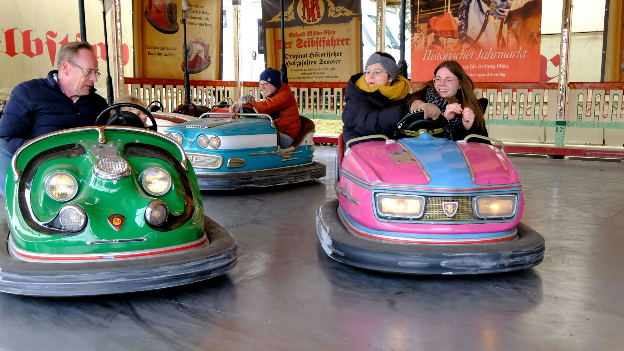 Historische Fahrzeuge eines Autoscooters Baujahr 1950 beim Jahrmarkt anno dazumal im Freilichtmuseum Kommern.