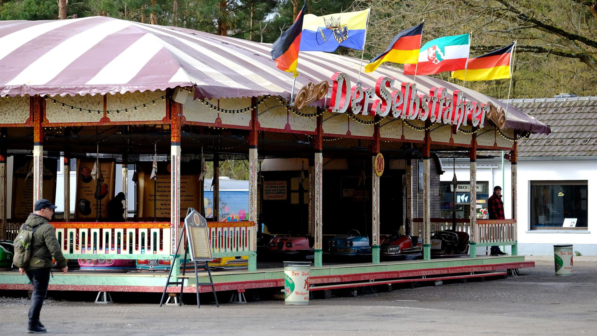 Das Fahrgeschäft „Der Selbstfahrer“ beim historischen Jahrmarkt im Kommerner Freilichtmuseum.