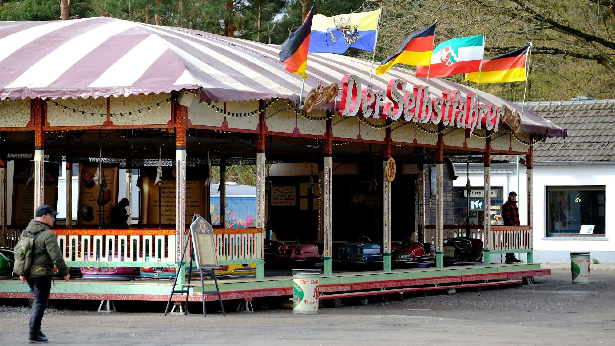 Das Fahrgeschäft „Der Selbstfahrer“ beim historischen Jahrmarkt im Kommerner Freilichtmuseum.
