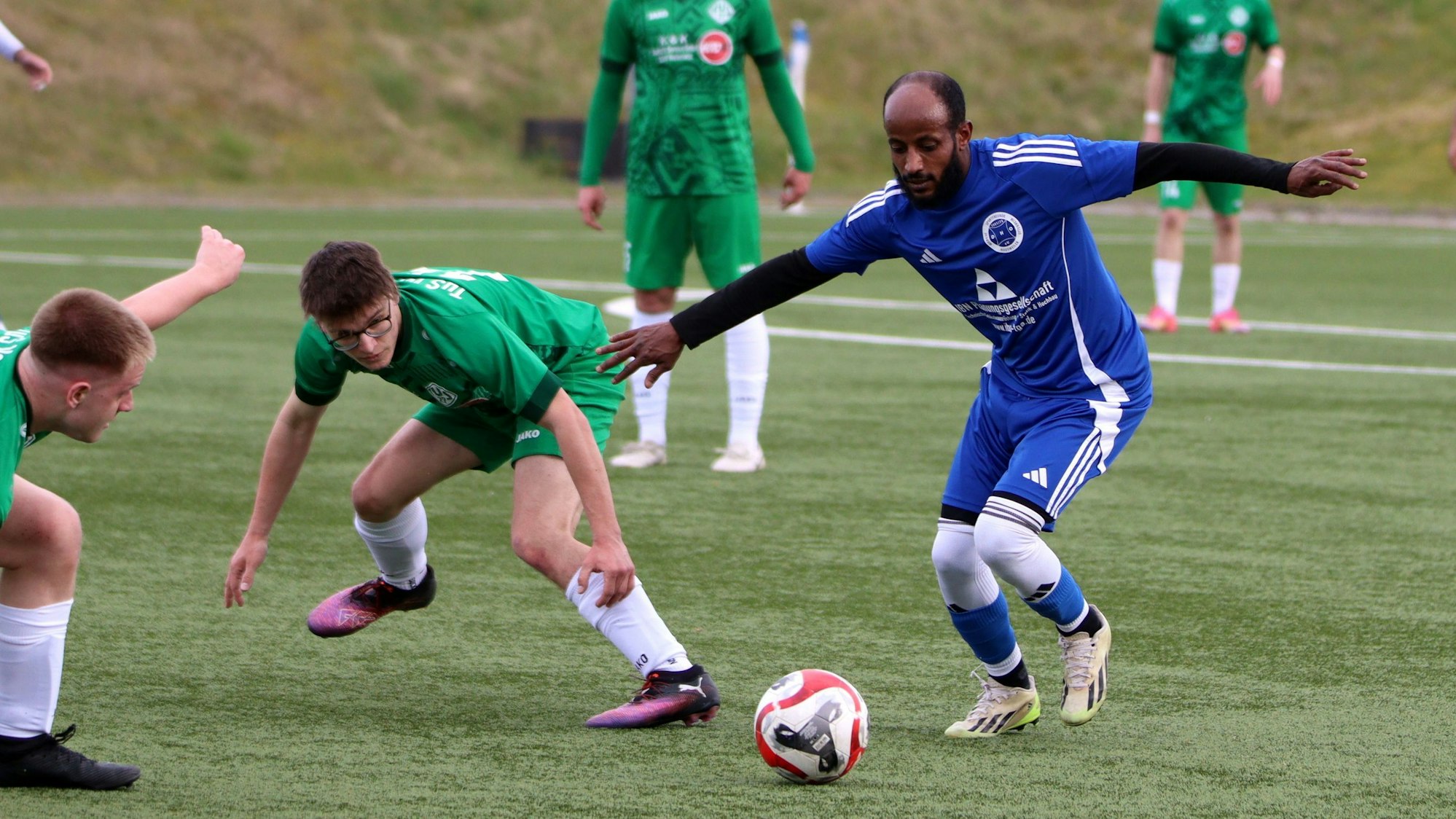 Mit ausgestreckten Armen balanciert sich Dejen Kidane beim Dribbling durch die Vernicher Abwehr aus. Die Gegenspieler geraten ins Stolpern.
