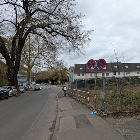 Eine Baubrache an der Manforter Straße