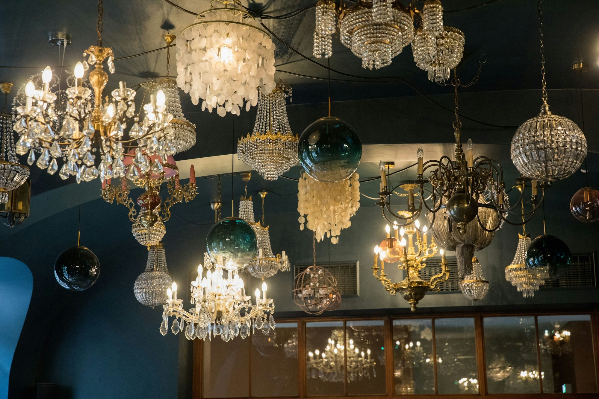 Festliche Deckenbeleuchtung mit vielen Kronleuchtern im Retstaurant Augustin in Köln. (Archivbild)