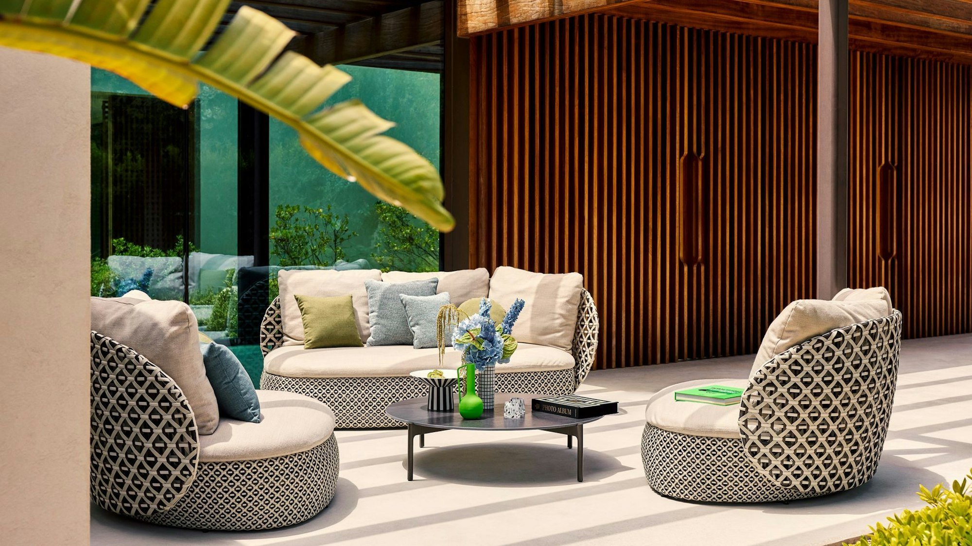 Loungemöbel aus verschiedenen Modulen von Dedon