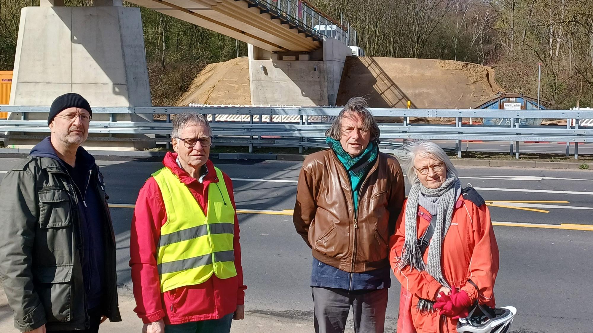 Die Holzbrücke über die Äußere Kanalstraße ist nahezu fertig. Anne Grose und Roland Schüler (r.) kritisieren jedoch die Rodungen seitlich der Brückenköpfe.