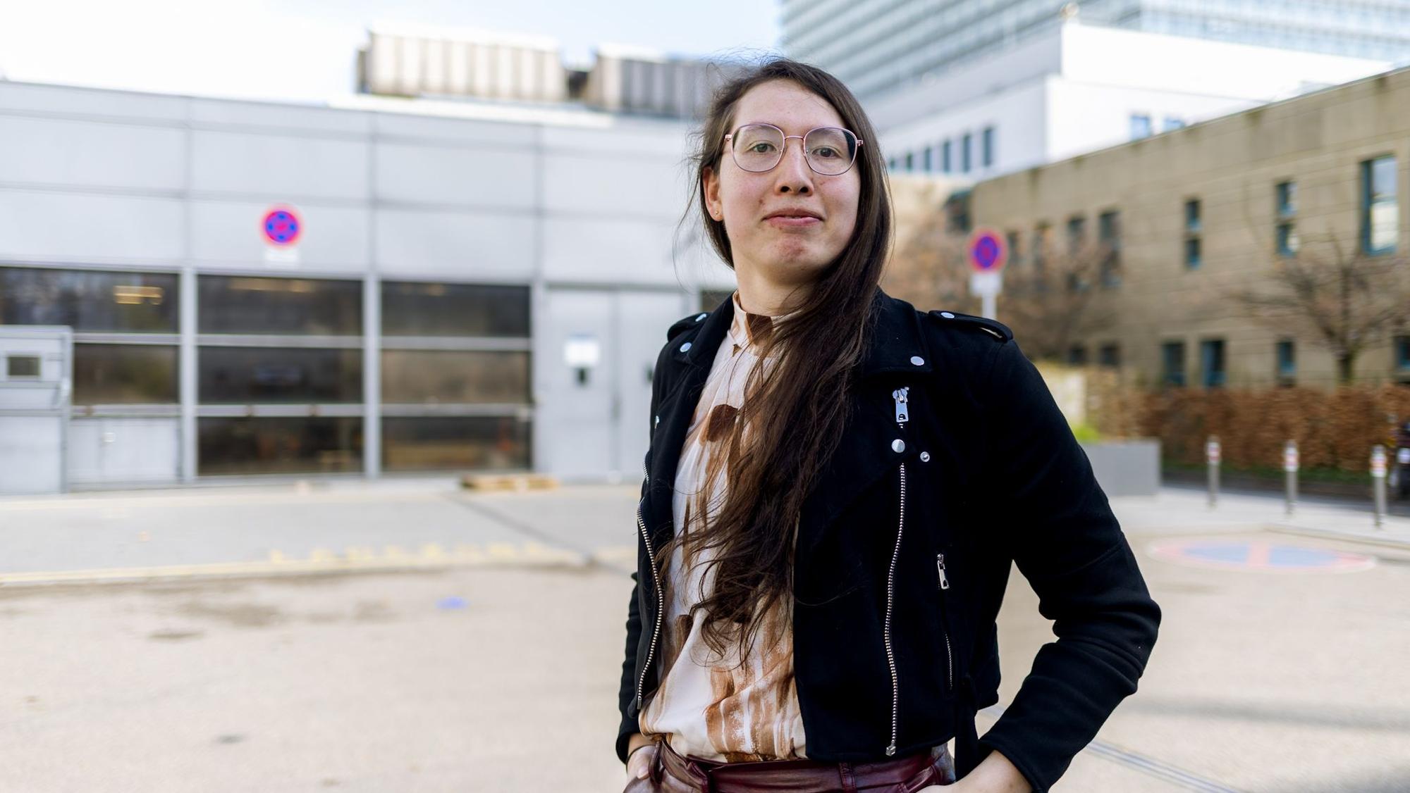 Eine junge Frau in Lederjacke lächelt in die Kamera.