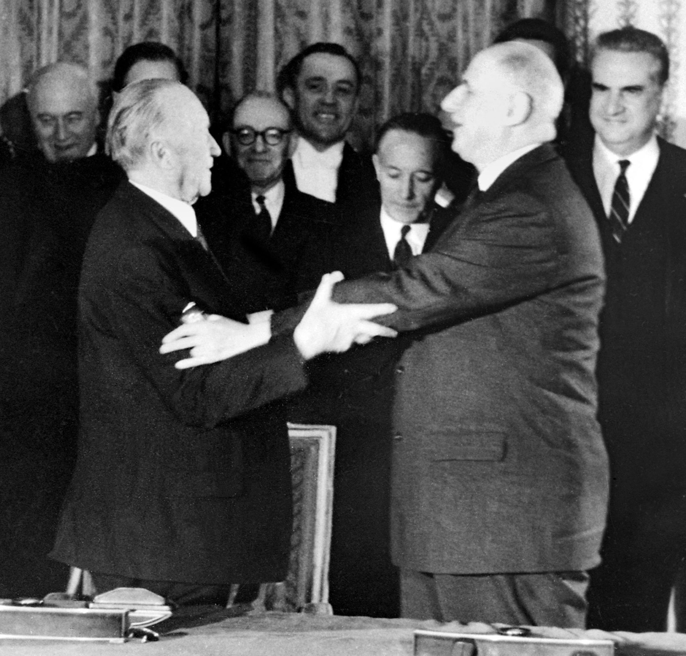 Der französische Präsident General Charles de Gaulle (r.) und Bundeskanzler Dr. Konrad Adenauer umarmen sich am 22. Januar 1963 im Élysée-Palast in Paris nach der Unterzeichnung des deutsch-französischen Kooperationsvertrags.